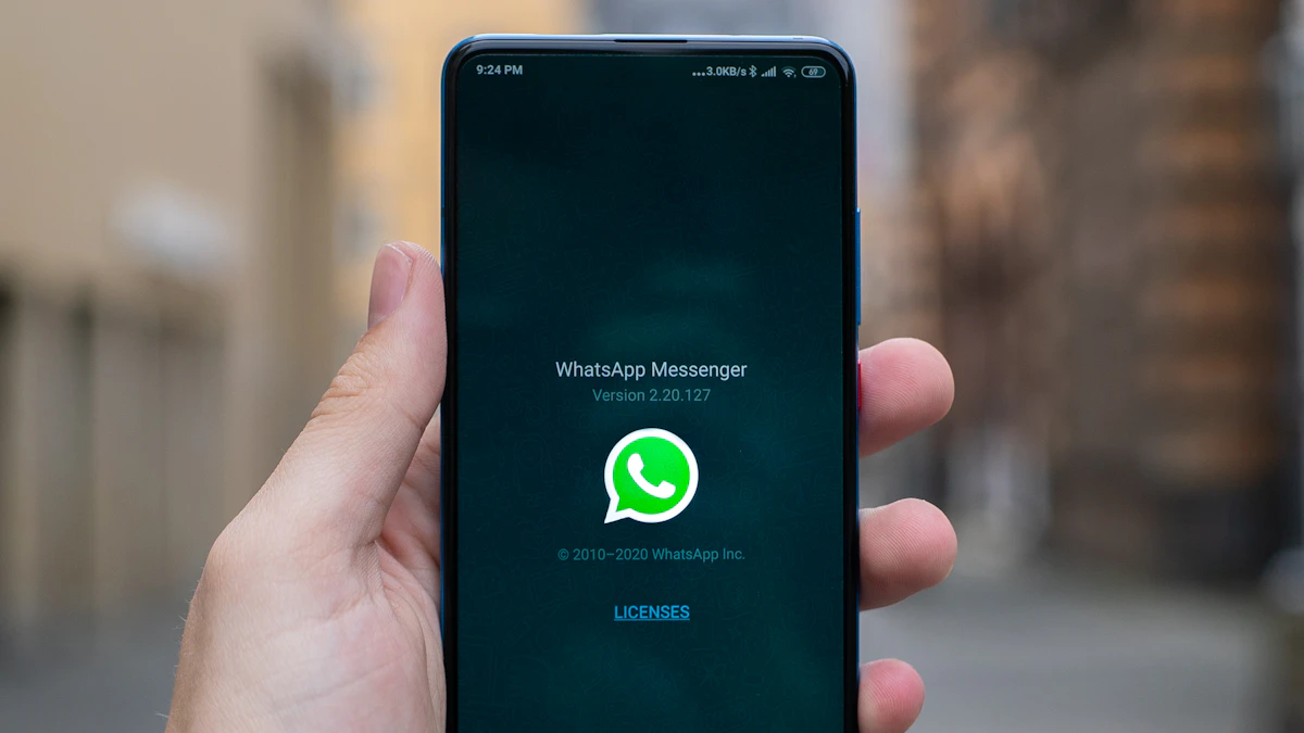 Persona sosteniendo un teléfono inteligente Android negro con ambas manos