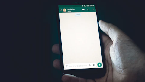 Persona sosteniendo un teléfono inteligente con ambas manos