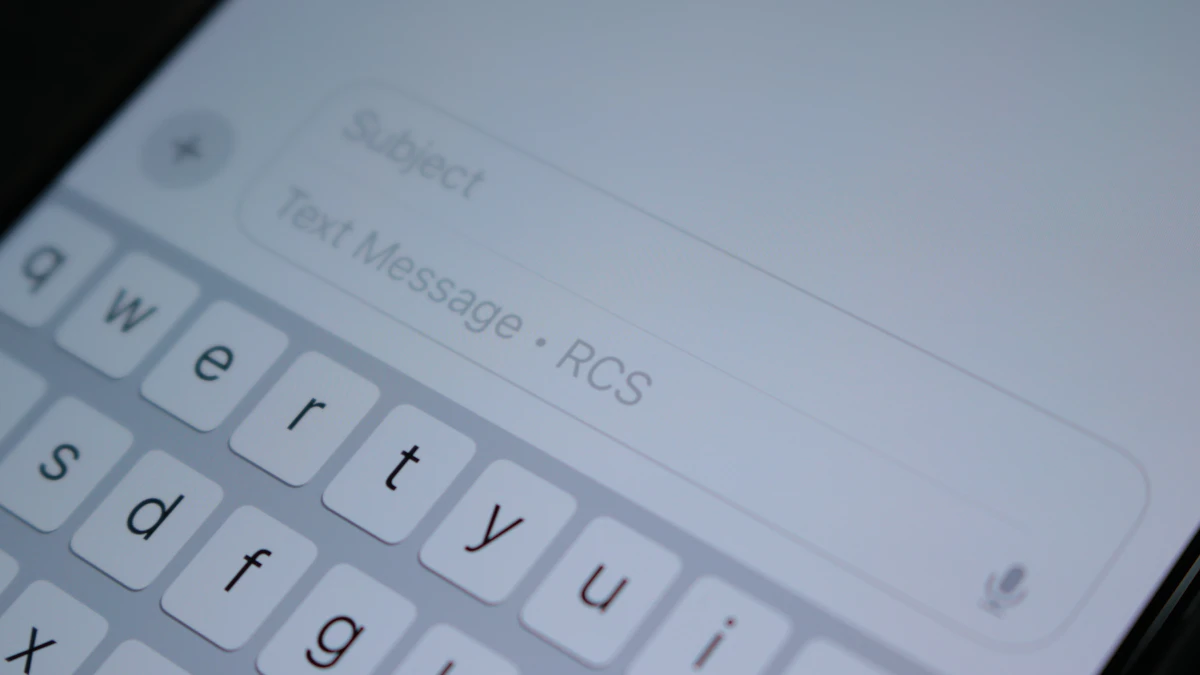 Primer plano de un teléfono celular con el teclado a la vista