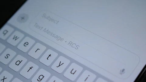 Primer plano de un teléfono celular con el teclado a la vista
