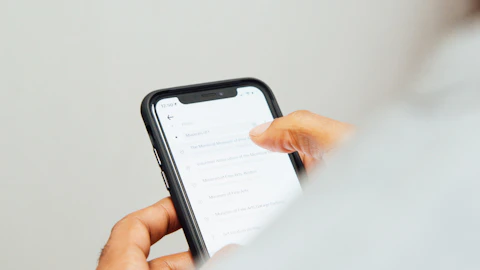 Hombre sosteniendo un iPhone