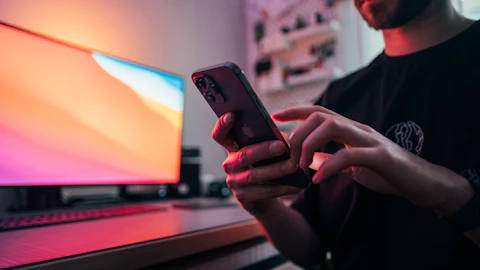 Hombre sosteniendo un iPhone negro