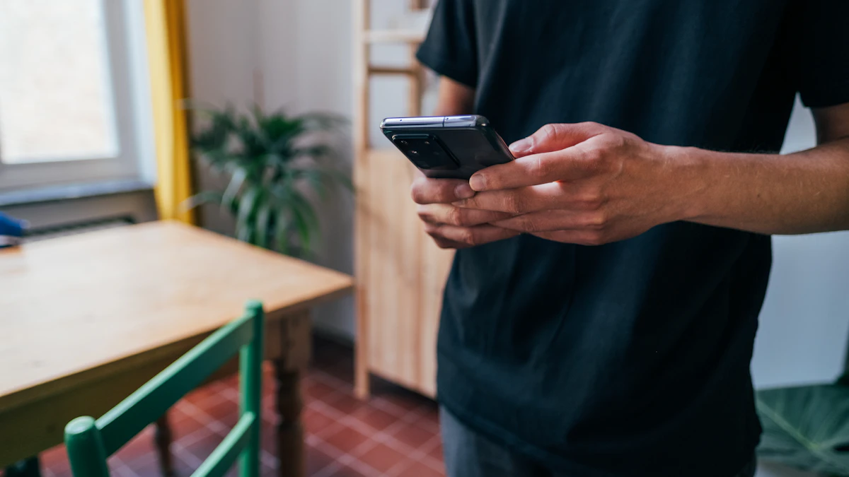 Persona sosteniendo un teléfono inteligente negro en la calle