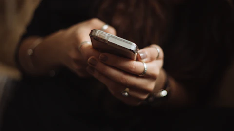 Persona usando el teléfono inteligente