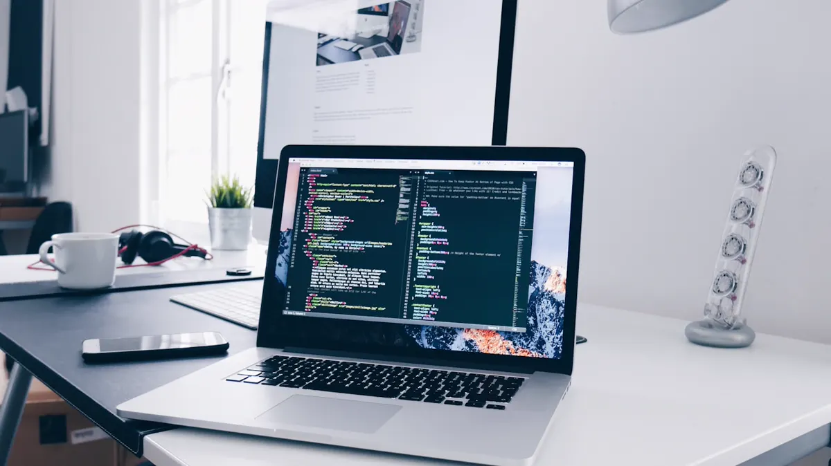Persona trabajando con una computadora portátil y varias herramientas digitales