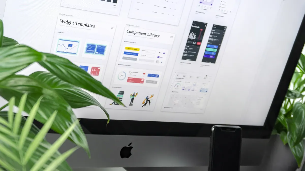 Diseñadora trabajando con una tableta gráfica frente a una pantalla