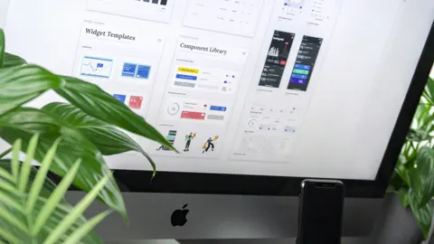 Diseñadora trabajando con una tableta gráfica frente a una pantalla