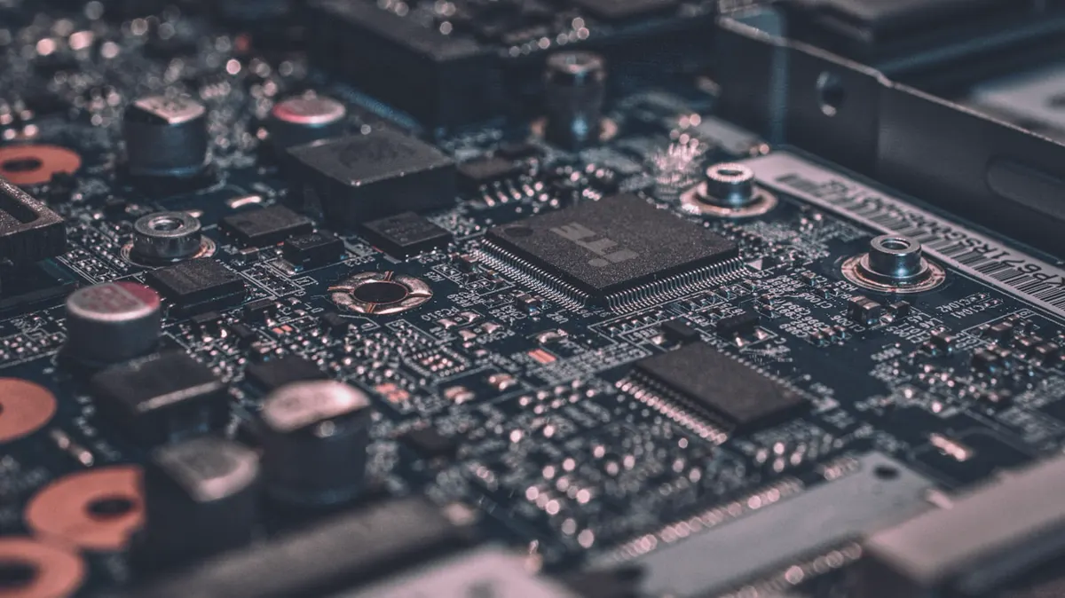 Procesador y circuitos que representan distintas herramientas de inteligencia artificial