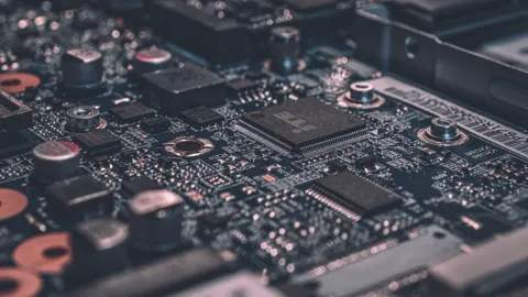 Procesador y circuitos que representan distintas herramientas de inteligencia artificial