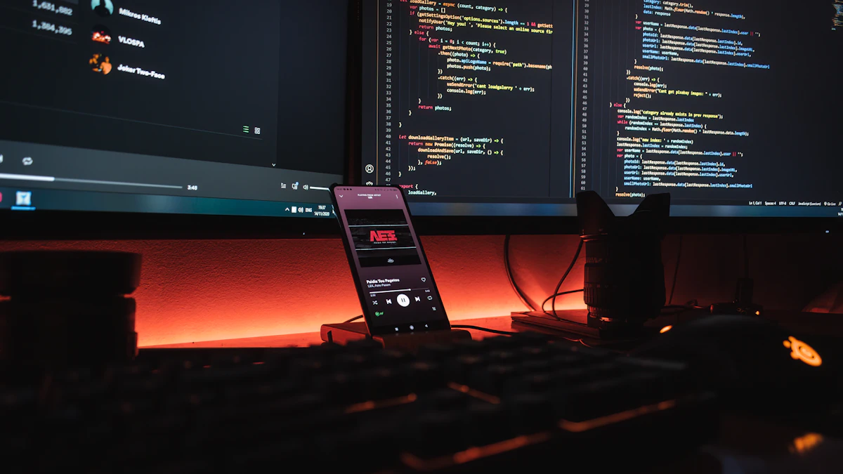 Monitores de computadora y smartphone mostrando código en pantalla