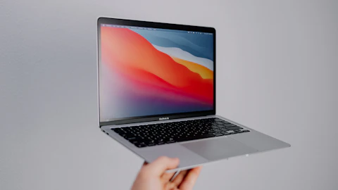 MacBook Pro cerrado sobre una mesa blanca