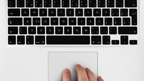Persona escribiendo con ambas manos en el teclado de una computadora portátil