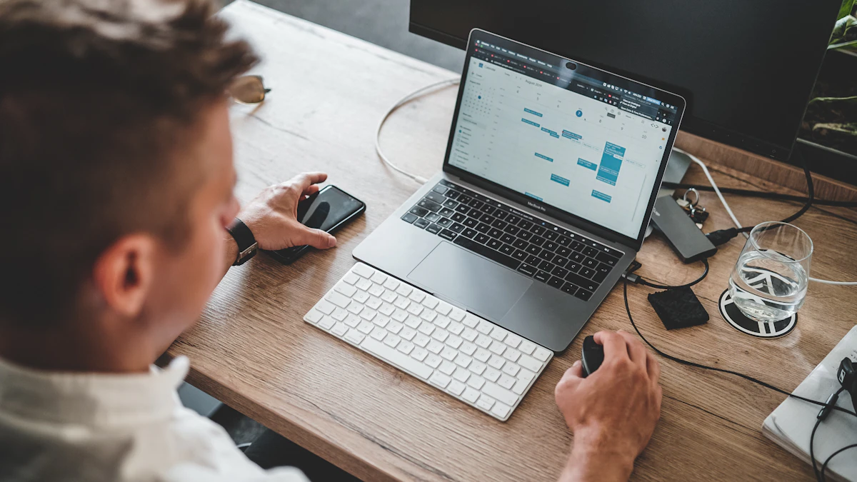 Persona usando el mouse y el iPhone junto a una MacBook Pro