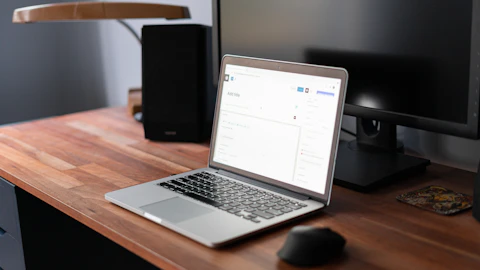 MacBook Pro sobre una mesa de madera marrón