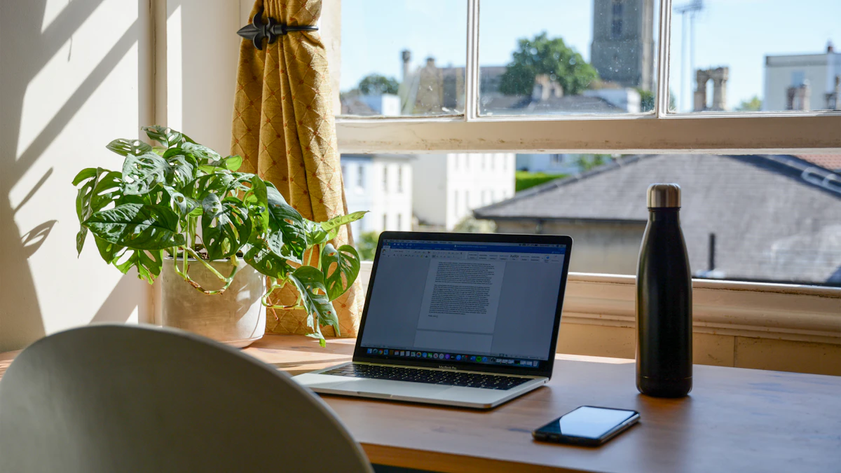 MacBook Pro abierta sobre una mesa de madera