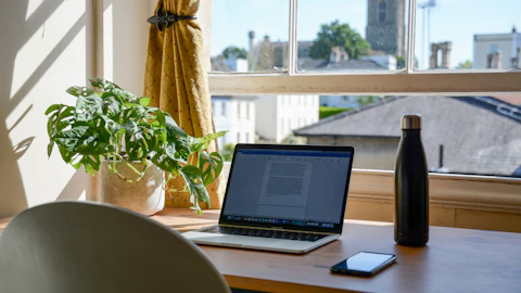 MacBook Pro abierta sobre una mesa de madera