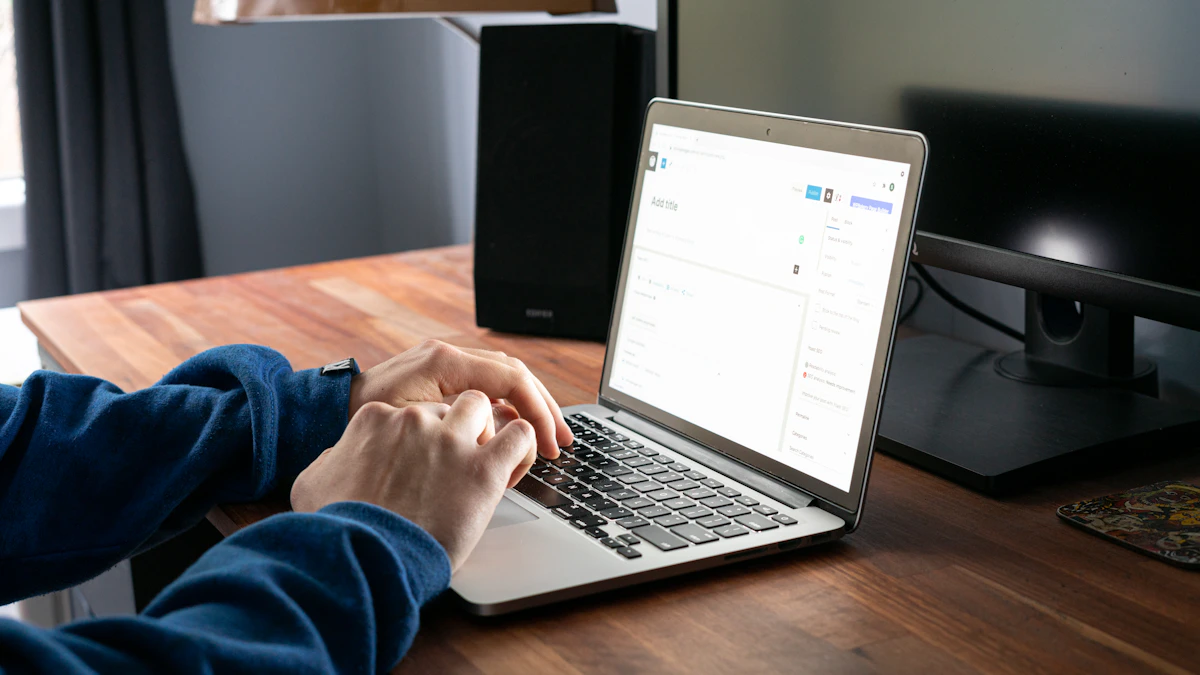 Persona usando una MacBook Pro en una mesa de madera