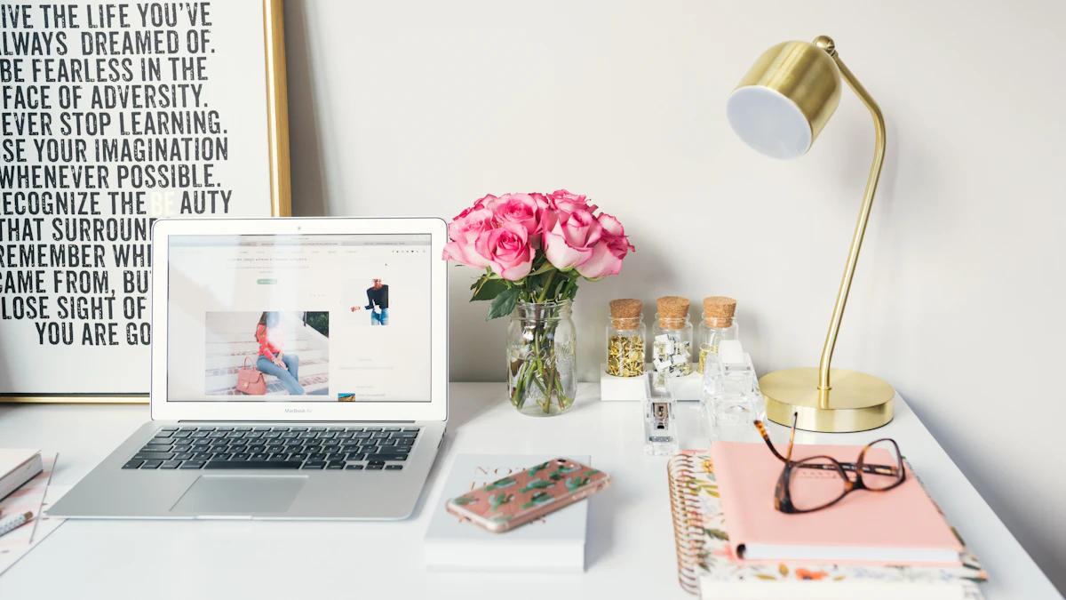 MacBook Air junto a una lámpara de escritorio y libros