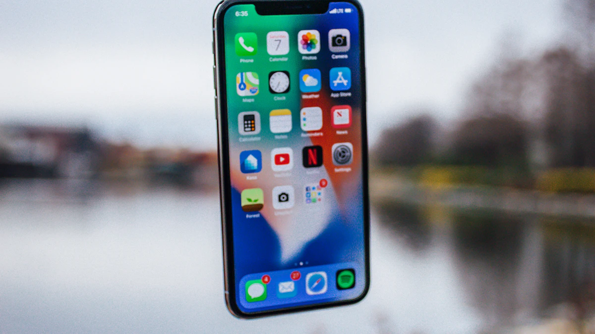 iPhone plateado flotando sobre una palma abierta