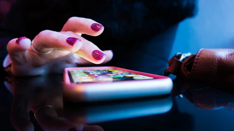 Persona usando un teléfono inteligente con funda protectora