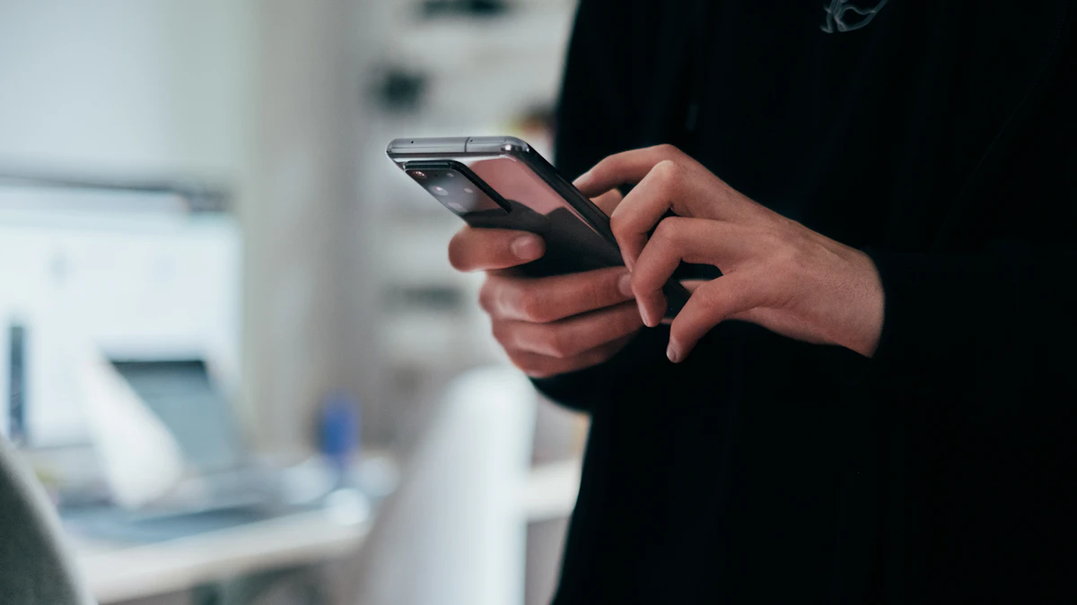 Persona sosteniendo un teléfono inteligente Android negro