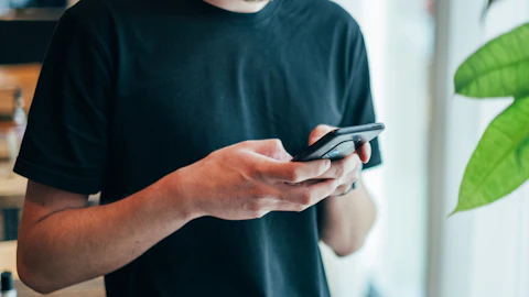 Hombre usando un teléfono inteligente