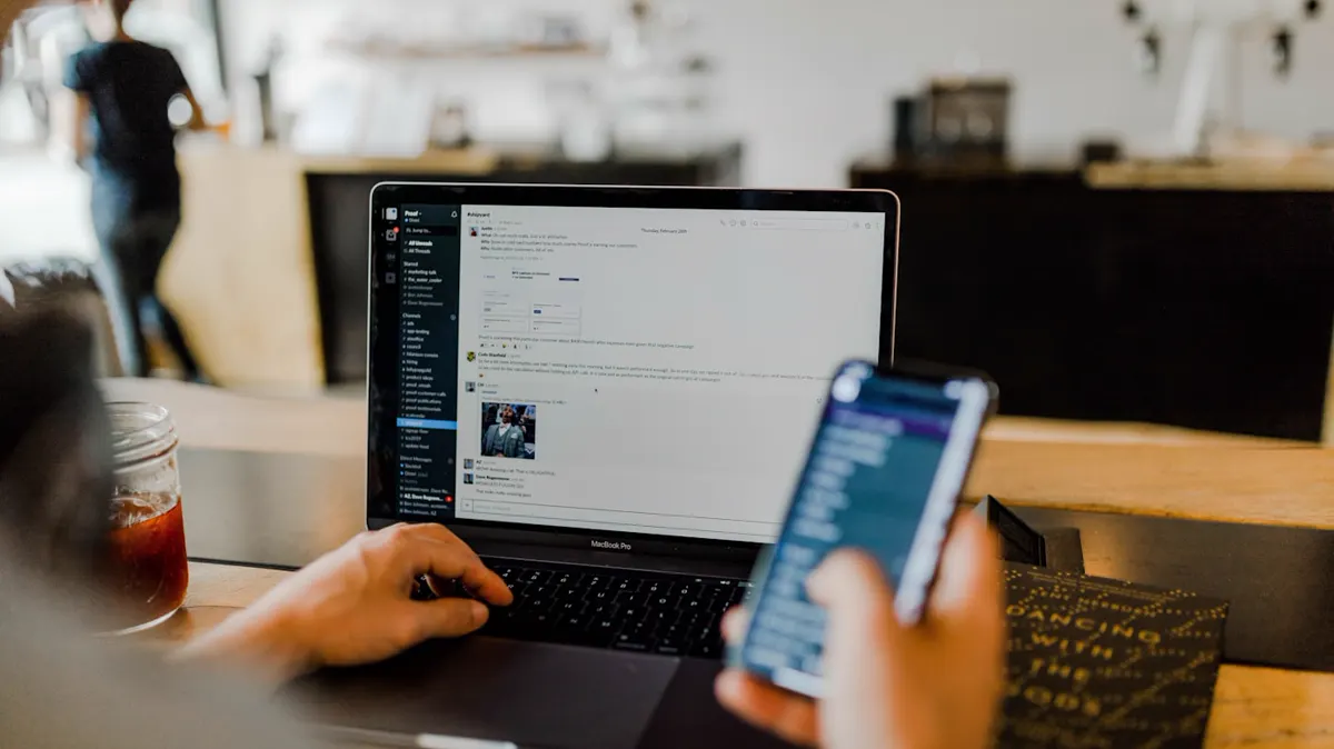Candado frente a una computadora que representa protección de datos
