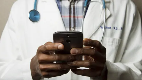 Profesional de la salud utilizando una tableta en un consultorio