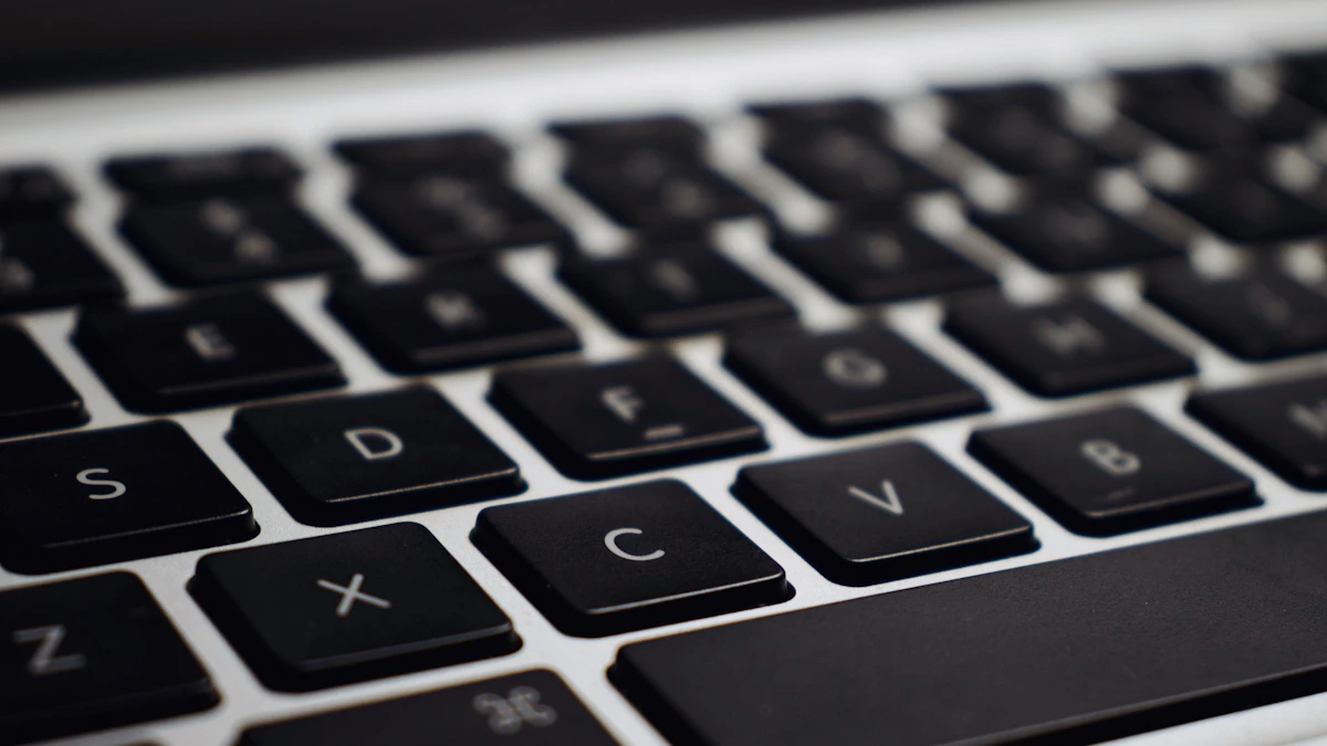 Computadora portátil negra y plateada con el teclado iluminado sobre un escritorio