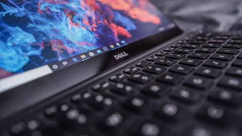 Computadora portátil Asus negra y plateada abierta sobre una superficie clara
