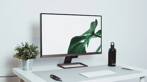 Monitor de computadora sobre un escritorio blanco