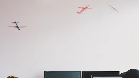 Hombre sentado frente al monitor de una computadora