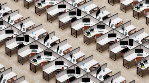 Sala de trabajo con varios escritorios y computadoras